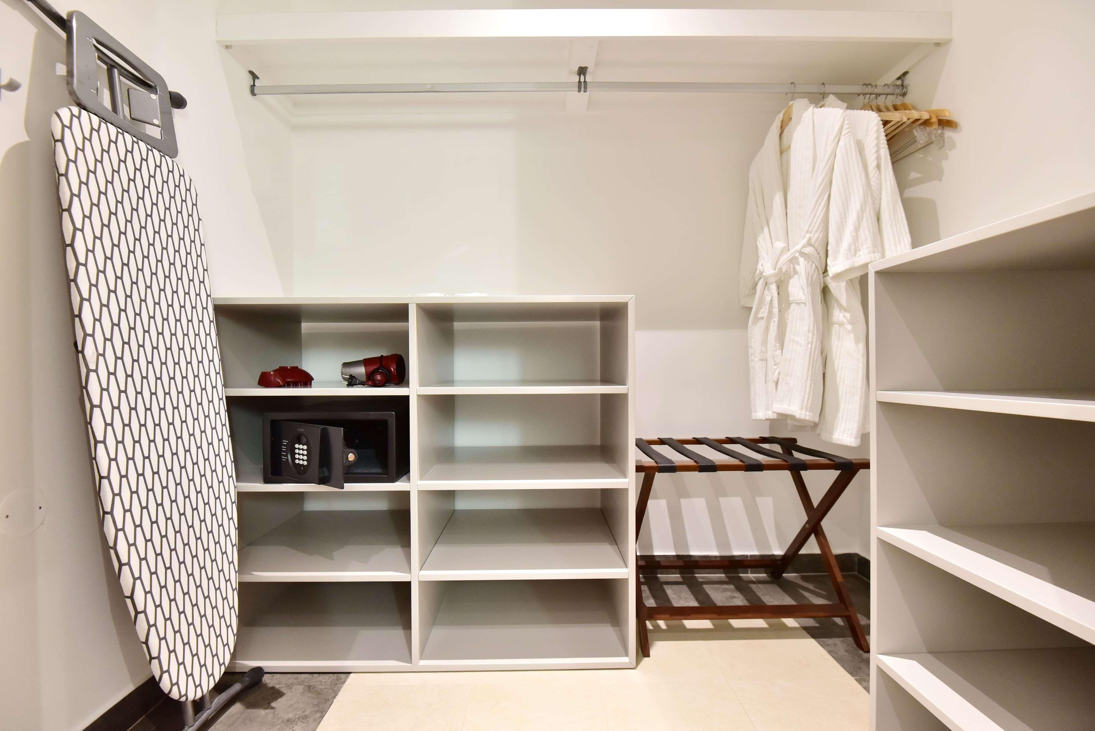Dolce Camporeal Lisboa Turcifal Exterior photo A walk-in closet