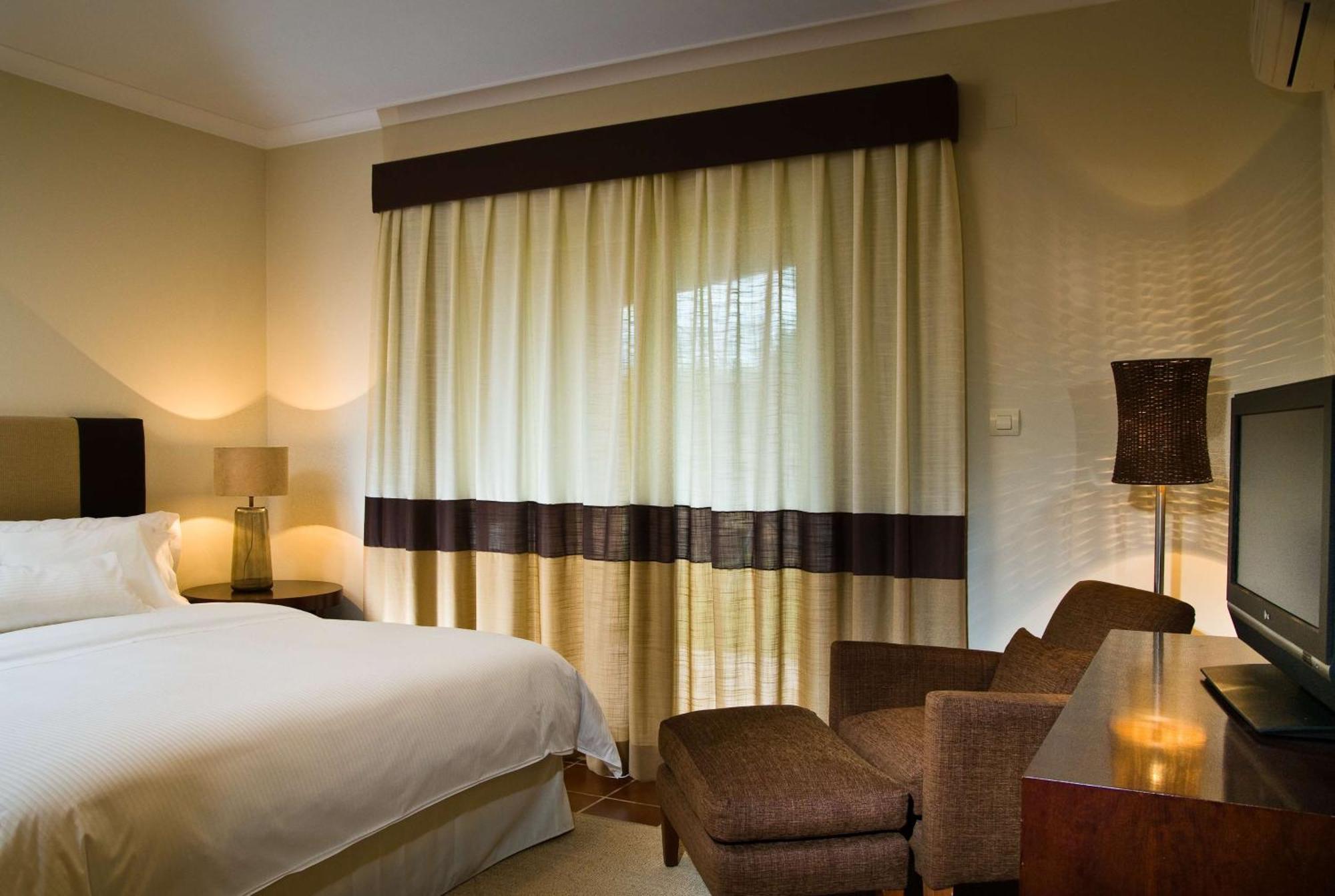 Dolce Camporeal Lisboa Turcifal Exterior photo A bedroom with a window and a bed