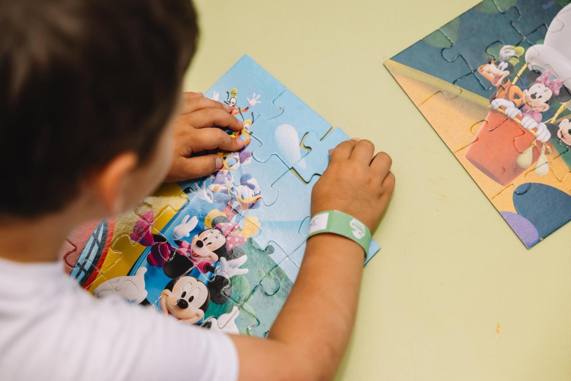 Dolce Camporeal Lisboa Turcifal Exterior photo A child working on a puzzle