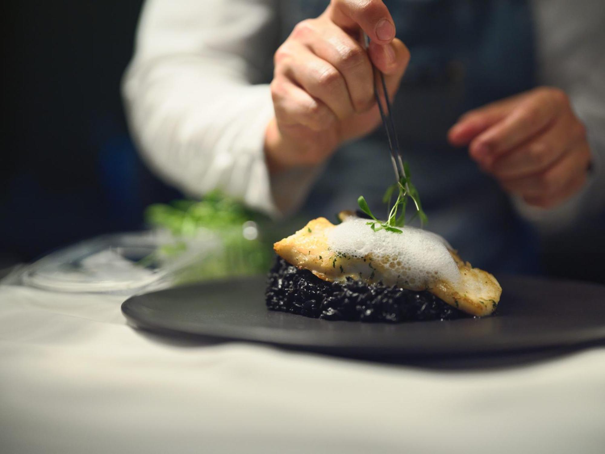 Dolce Camporeal Lisboa Turcifal Exterior photo Chef finishing a dish